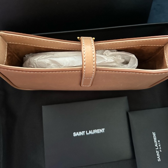 Ysl Le 5 a 7 mini bag. 19x11.5x4.5cm/7.5x4.5x1.8in. Calf leather. Never worn. - Picture 4 of 15